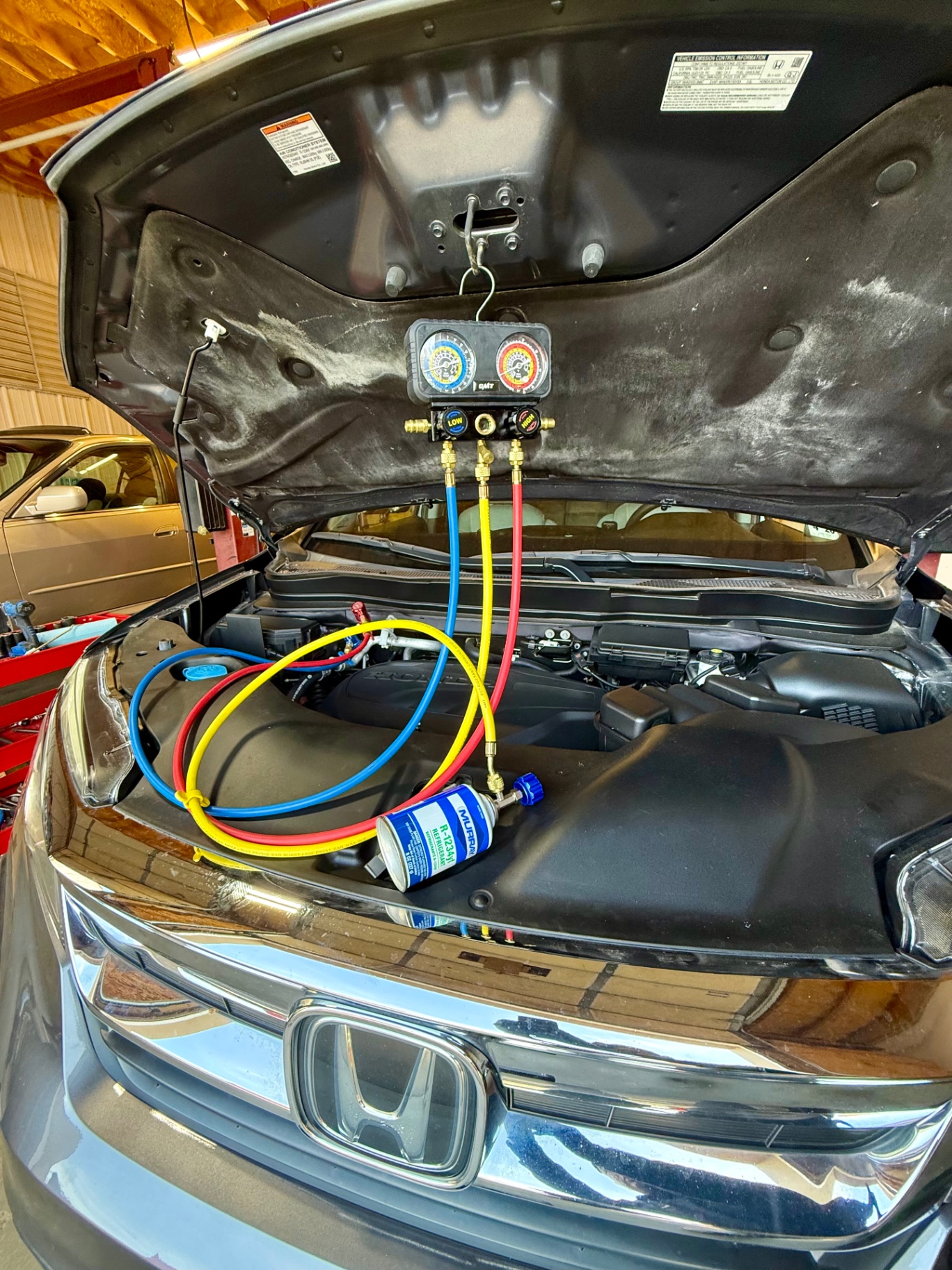 Servicio de aire acondicionado con manómetros en un Honda