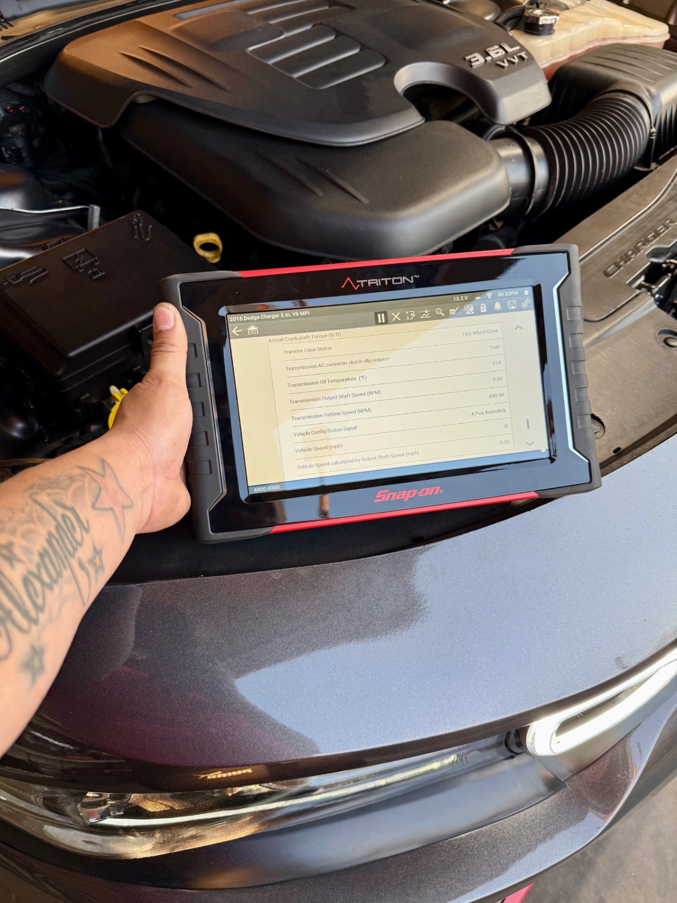 Diagnóstico computarizado con escáner Snap-on en un Dodge Charger